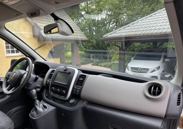 Renault Trafic cena 36000 przebieg: 186000, rok produkcji 2015 z Czarne małe 562